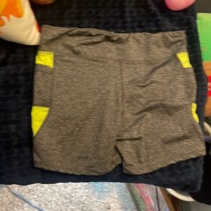 Athletic shorts with pockets